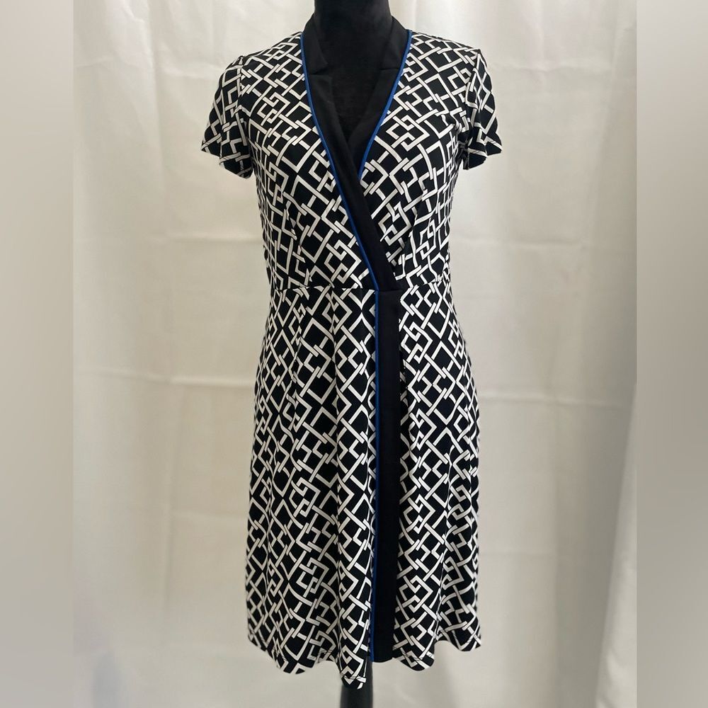 Shelby & Palmer Black V-Neck Short Sleeve Knee Length Dress, Size: 6